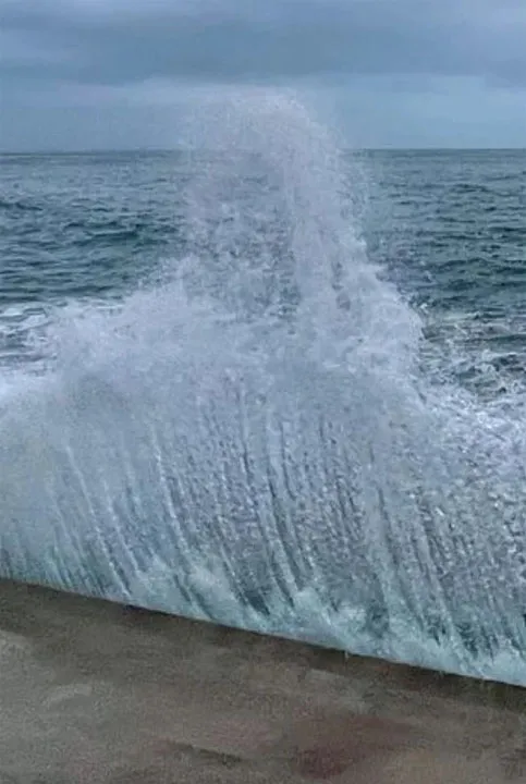 "Jesus" aparece em onda na praia e mulher fotografa; veja