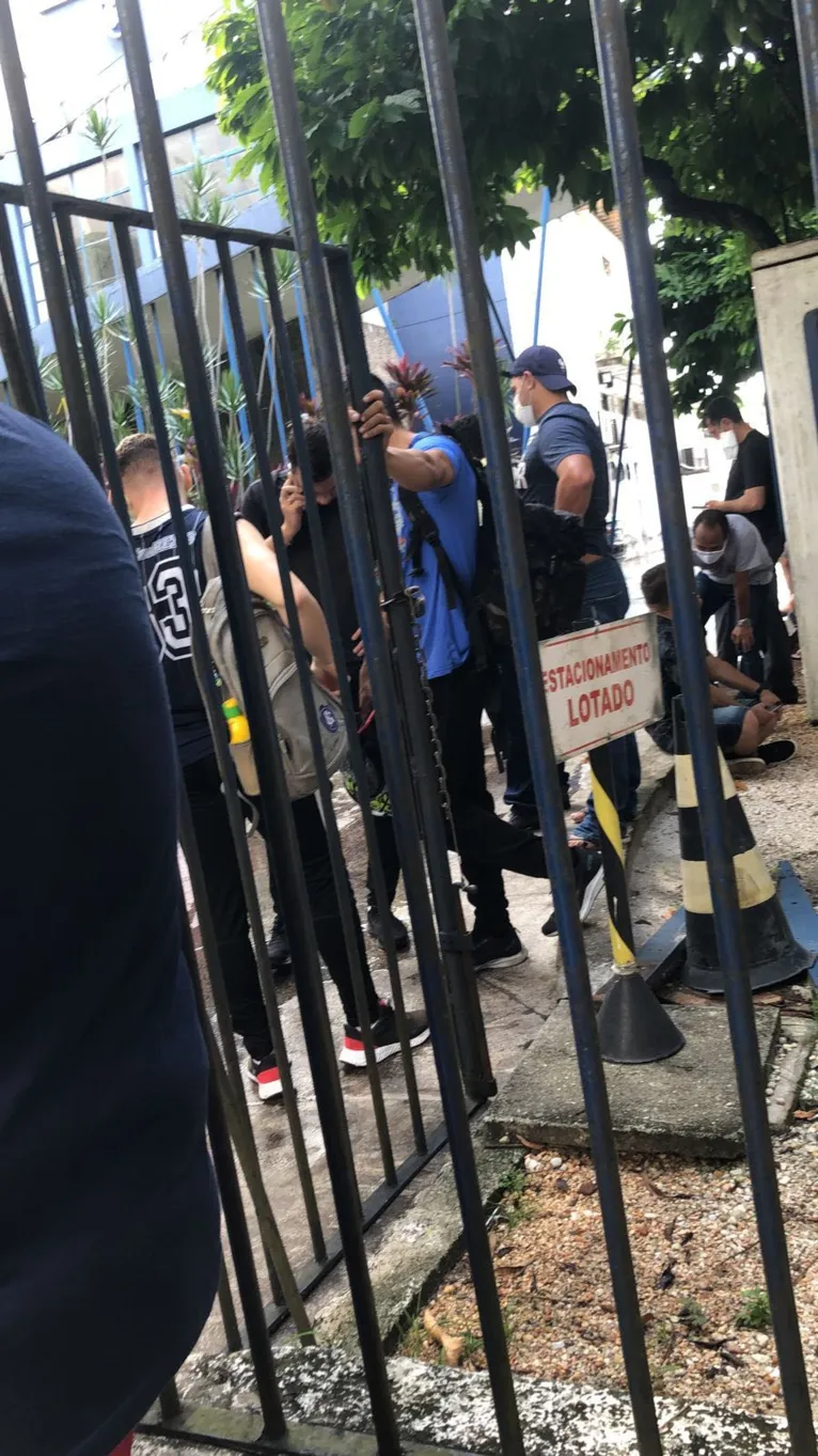 Fila de torcedores em frente à Sede do Remo