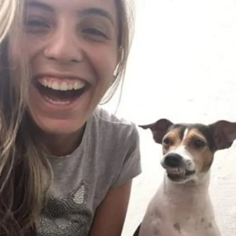 Cadela de abrigo dá sorriso em selfie e viraliza. Vem ver!