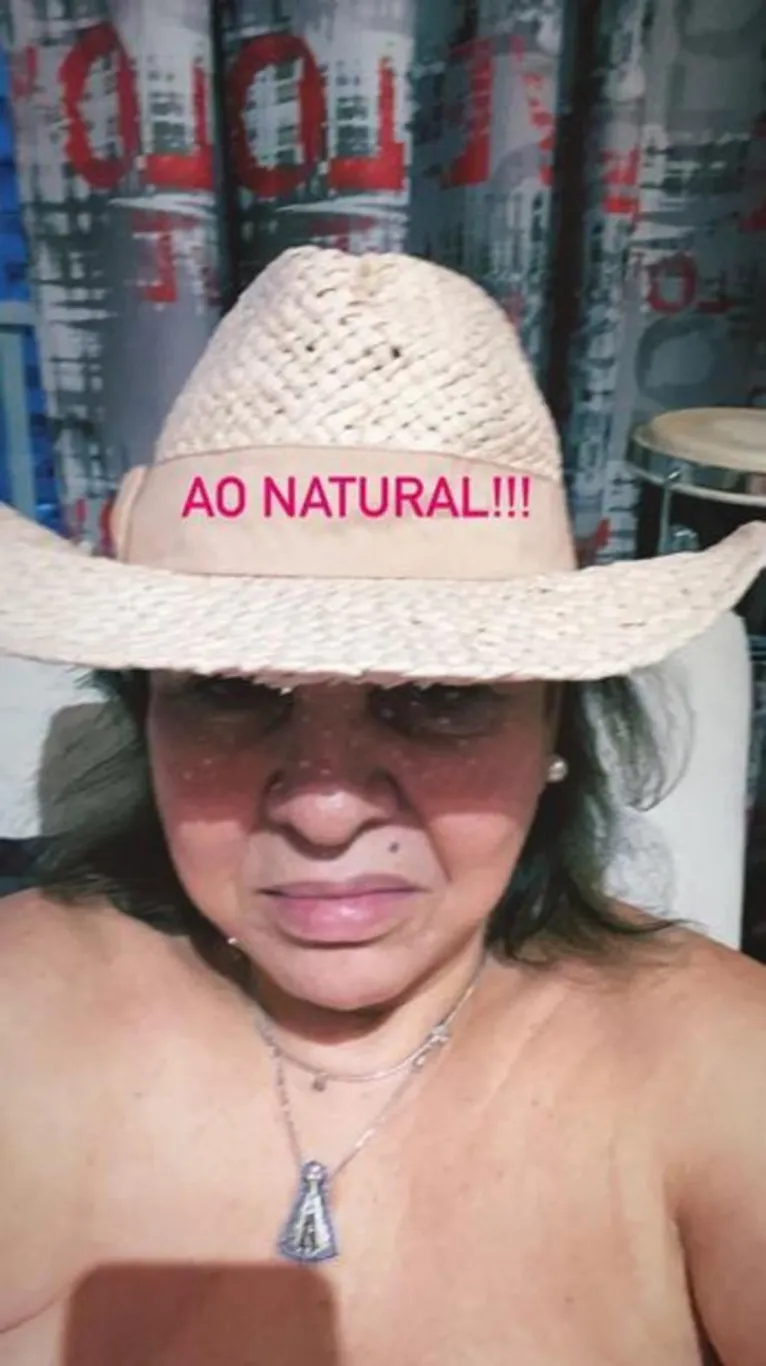 Roberta Miranda renova bronze fazendo topless. Vem
ver!