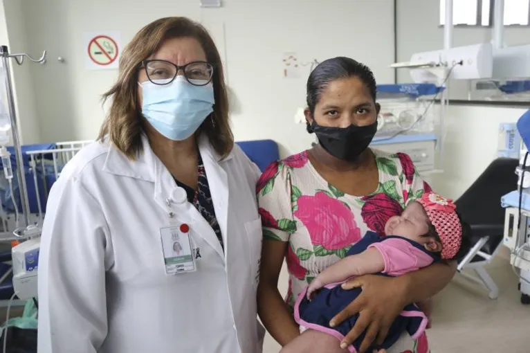 Médica pediatra e neonatologista Vilma Hutim com a mãe da pequena Estefany 