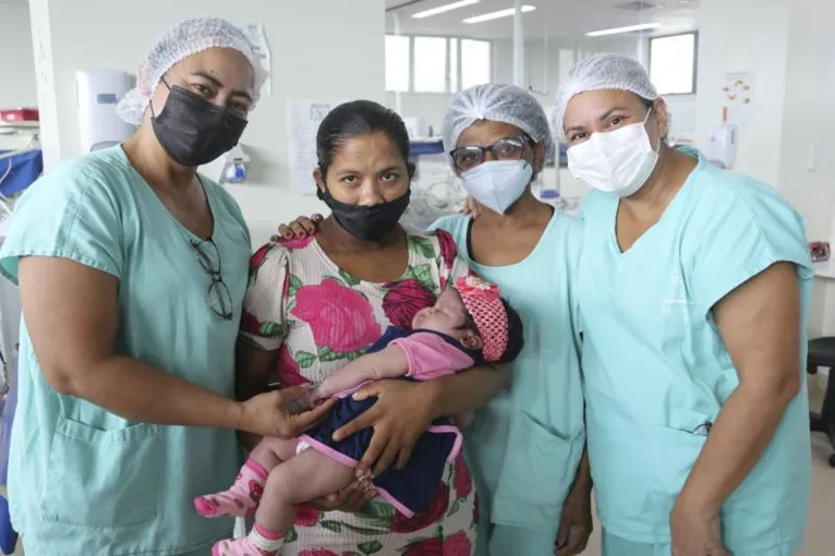 Bebê de 7kg nascida em Belém recebe alta e volta para casa