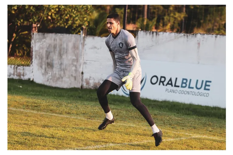 Goleiro Vinicius já em fase final de transição