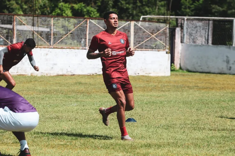 Zagueiro Keven trabalhou normalmente com bola.