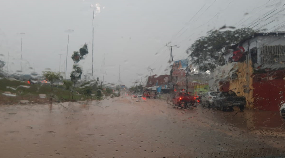 Na marginal da Transamazônica, próximo a Equatorial, uma lagoa se formou impedindo motoristas de seguir caminho