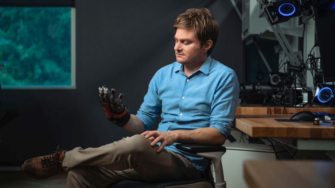 Sean Keller, da Reality Labs, usa o protótipo da luva háptica