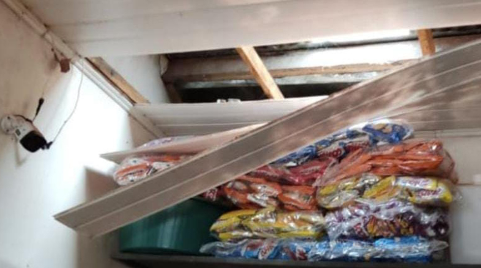 As imagens mostram o cidadão furtando vários objetos e mercadorias, como carteiras de cigarros, chip telefônico, isqueiros e alimentos e a quantia aproximada de R$ 300