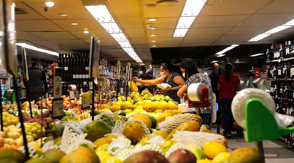 Especialistas do Procon-SP recomendam planejar o cardpio e montar listas dos alimentos e bebidas antes da ida ao supermercado para evitar compras por impulso