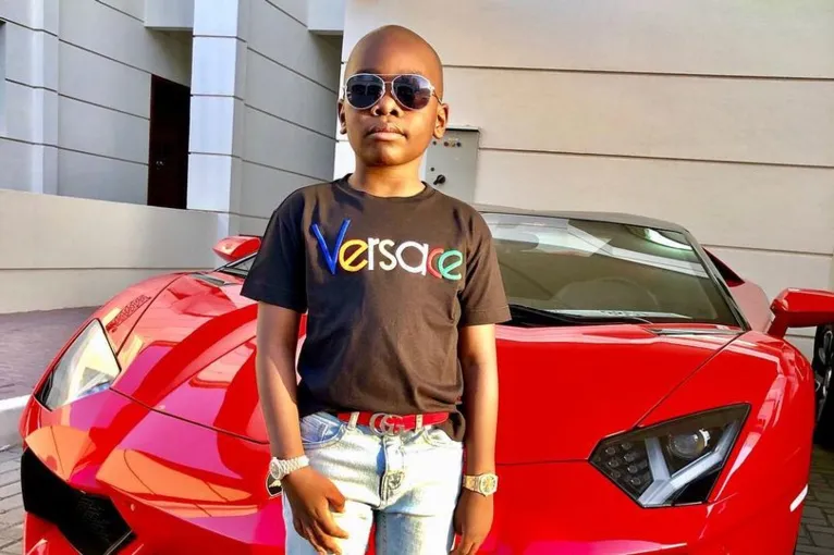Aos 9 anos, menino já tem frota de carros de luxo e mansão