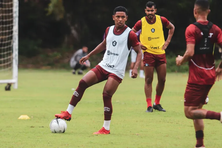 Lateral atuou nos minutos finais do clássico contra a Tuna Luso