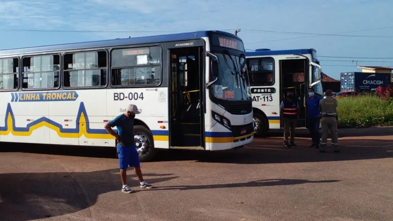 Quem atravessa a ponte andando pode pegar os ônibus até a estação Maracacuera.