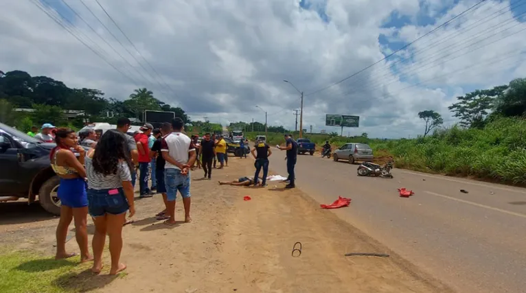 Infelizmente na colisão entre os veículos, o motociclista não resistiu aos ferimentos vindo a falecer no local.