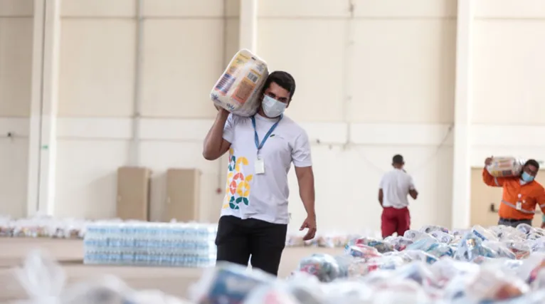 Das cestas que foram doadas ao longo da última semana, 1.050 já beneficiaram famílias de mais três municípios atingidos pelas enchentes
