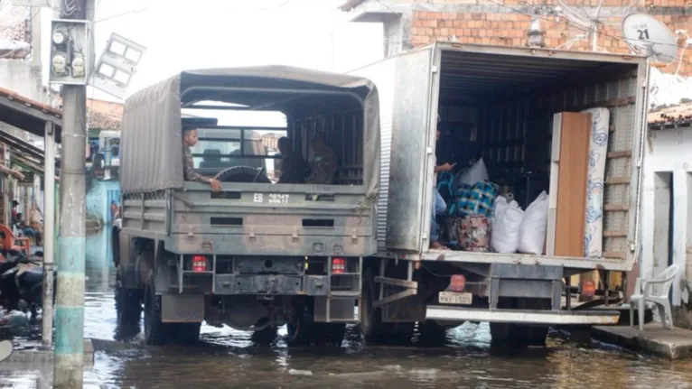  O transporte está sendo feito por 20 caminhões, sendo 10 do Exército e 10 da Defesa Civil.