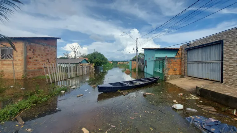 Rua tomada pela água dos rios em Marabá