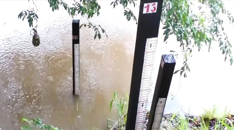 Régua localizada na Estação de Coleta de Dados Hidrometereológicos às margens do rio Tocantins dentro da área do Exército Brasileiro