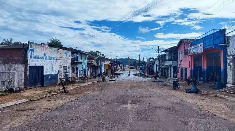 Na rua Lauro Sodré, cuja parte baixa chegou a estar toda coberta pela água, já foi possível o tráfego de veículos e pedestres