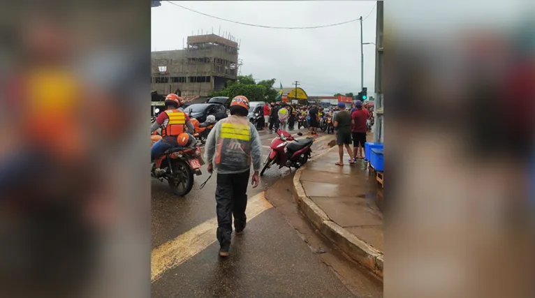 Nem mesmo a chuva que caiu pela manhã impediu a homenagem que reuniu centenas de mototaxistas