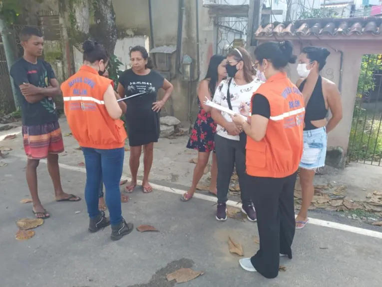 Assim que a área foi liberada pelos Bombeiros, a Defesa Civil Municipal esteve na passagem São Marcos para iniciar o atendimento às famílias impactadas pelo incêndio.