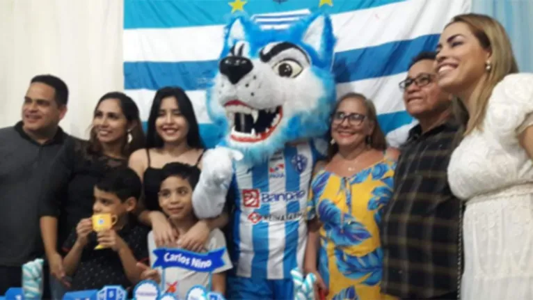 Familia cerca o bicolor Carlos Nino.