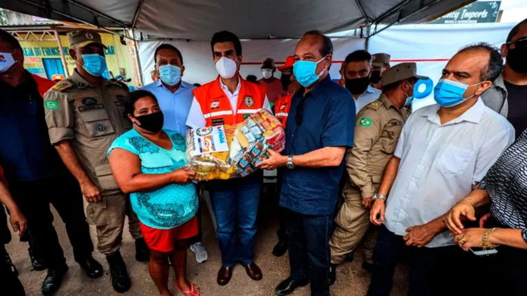 Helder Barbalho e o prefeito Sebastião Miranda na entrega de cestas de alimentos para famílias atingidas pelas enchentes
