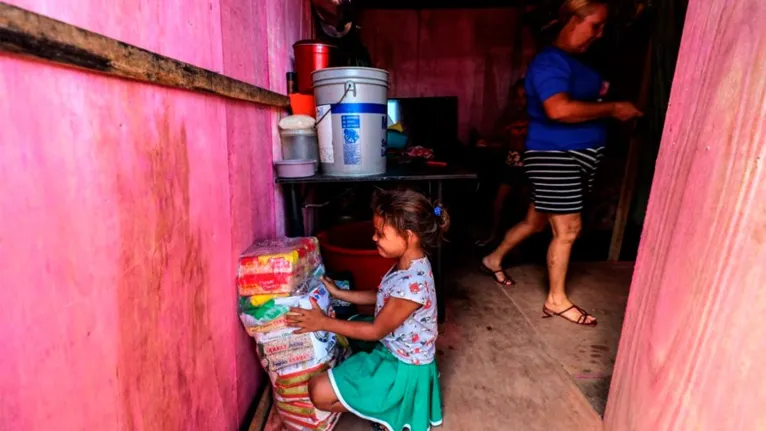 Nos abrigos que estão recebendo os desabrigados, os alimentos representam o apoio essencial para enfrentar o período das cheias