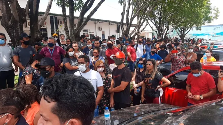 Educadores durante o ato público em frente a Secretaria de Obras