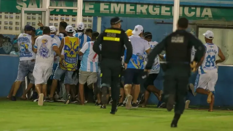 Membros de uma torcida organizada invadiu o gramado contra o Ituano.