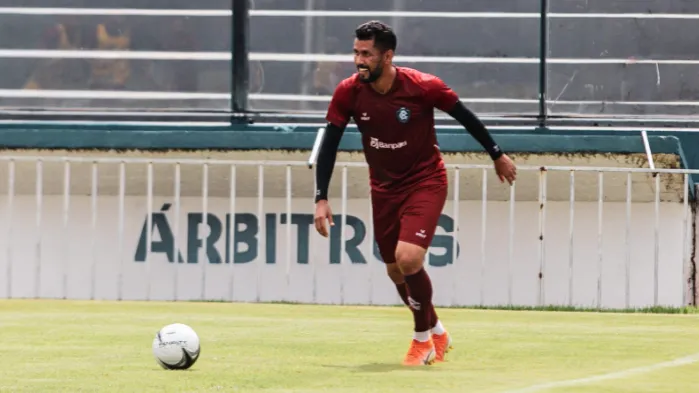 Jogador virou zagueiro aos 36 anos