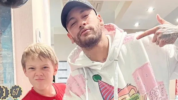 Neymar ao lado do filho Davi Lucca