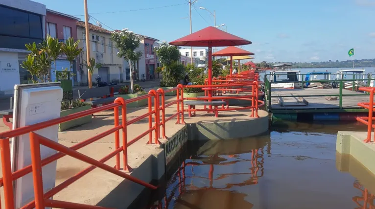 Os barqueiros e pescadores dizem que o nível chegou a baixar um metro.