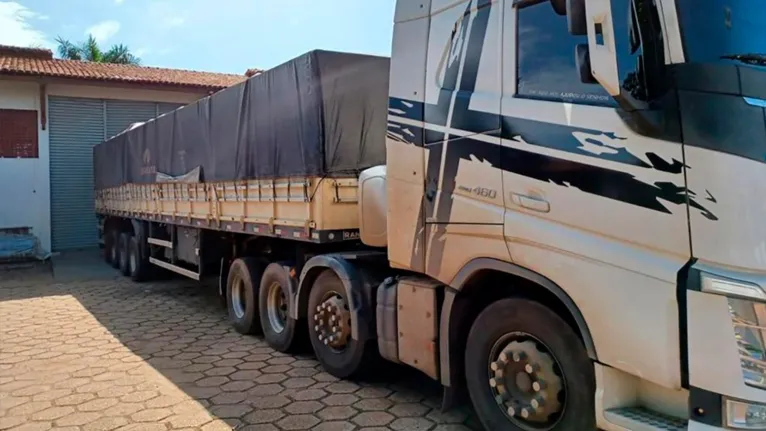 O caminhão foi levado para o depósito da Secretaria da  Fazenda no Itinga