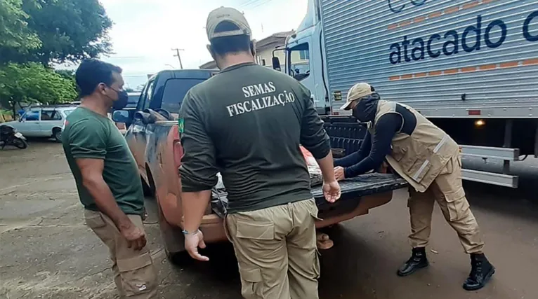 Agentes da operação durante a distribuição do pescado apreendido