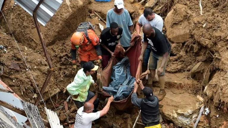 Os trabalhos de resgate resultaram no salvamento de 24 pessoas até a noite de ontem