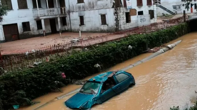 Veículos foram arrastados