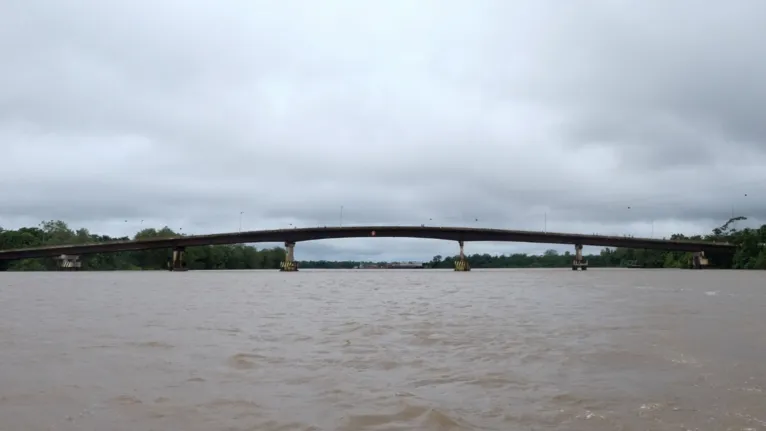 Estrutura da ponte antes, com todos os pilares de sustentação.