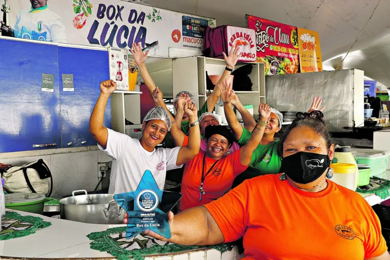 No Box da Lúcia, a comemoração do Estrela Azul foi junto com a equipe de funcionárias