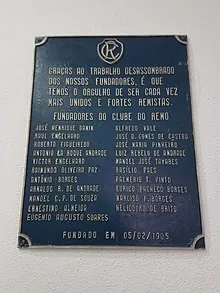 Placa com os nomes dos fundadores do Clube do Remo exposta na sede social.