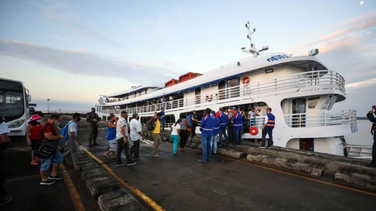 Governo do Estado disponibiliza navios e lanchas para moradores de Outeiro