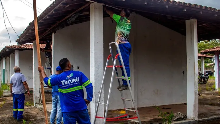 Preparativos para que as famílias sejam removidas para abrigos provisórios 