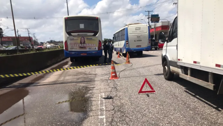 Uma das faixas da pista está interditada por causa do acidente.