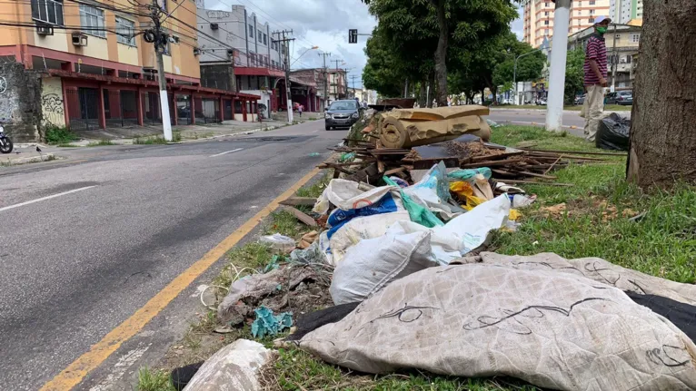 Moradores denunciam formação de lixão na Pedreira