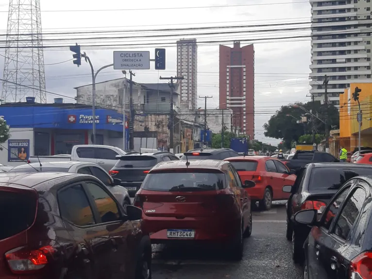 A queda do semáforo tem causado sérios transtornos para motoristas e pedestres
