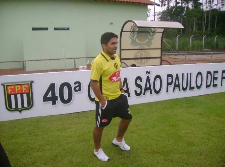 O treinador iniciou sua carreira no futebol do Castanhal, em 2004