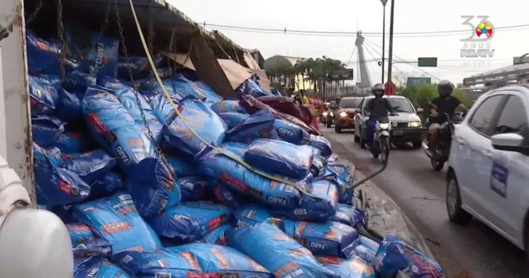 Vídeo: carreta tomba e complica trânsito no Entroncamento