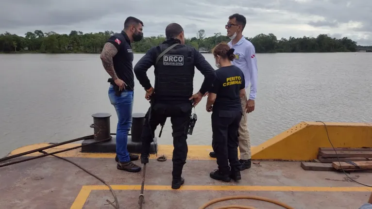 Polícia Civil apreende balsa suspeita.