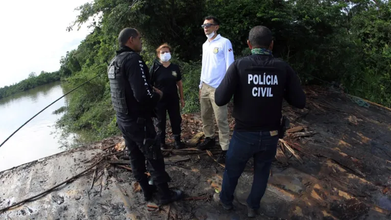 Policiais apreendem embarcação suspeita