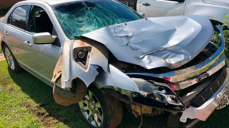 O condutor abandonou o carro e fugiu sem prestar socorro as vítimas 