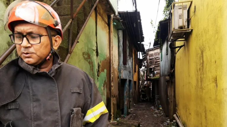 O Corpo de Bombeiros isolou o acesso à vila.