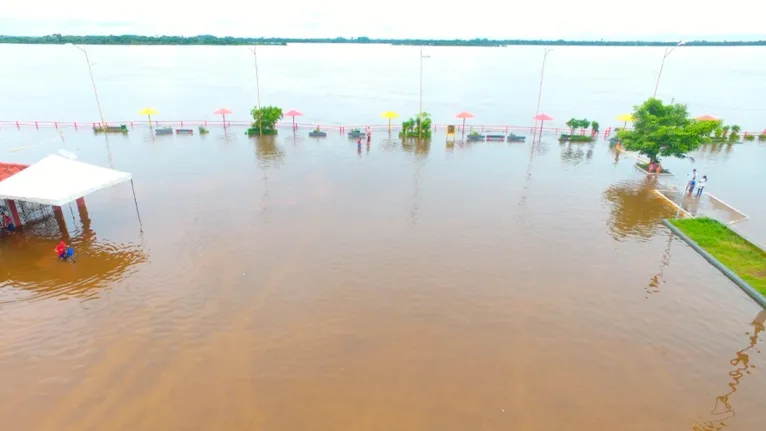 Orla de Marabá tomada pelas águas do rio 